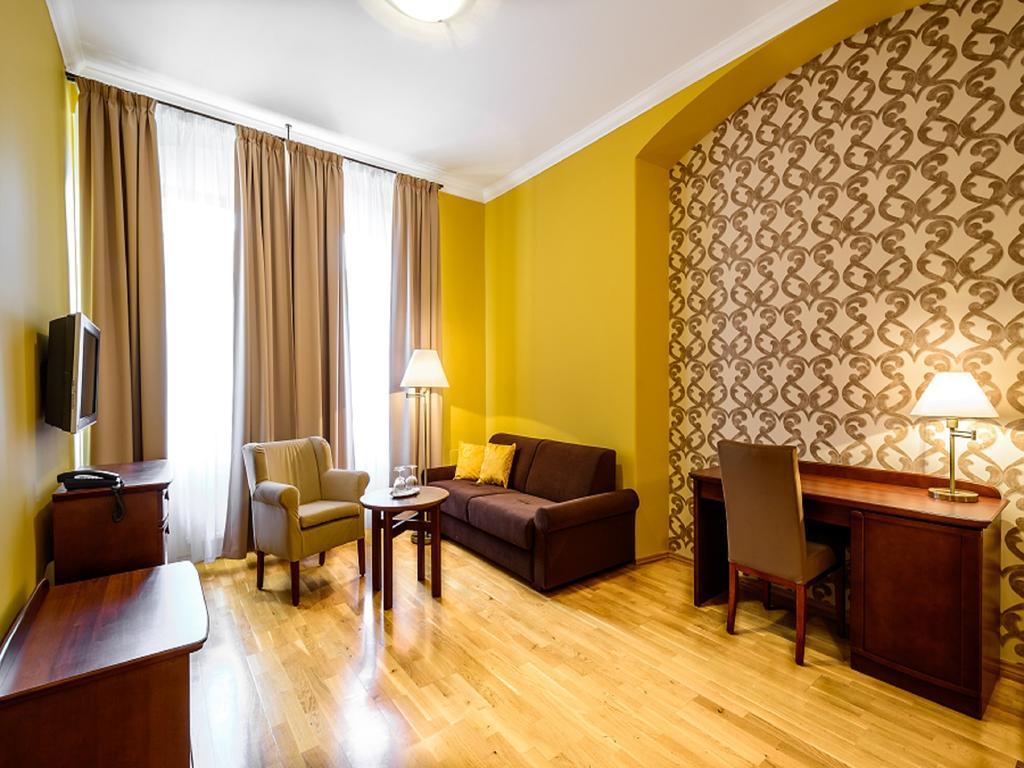 Alexander Hotel Stříbro Стая снимка