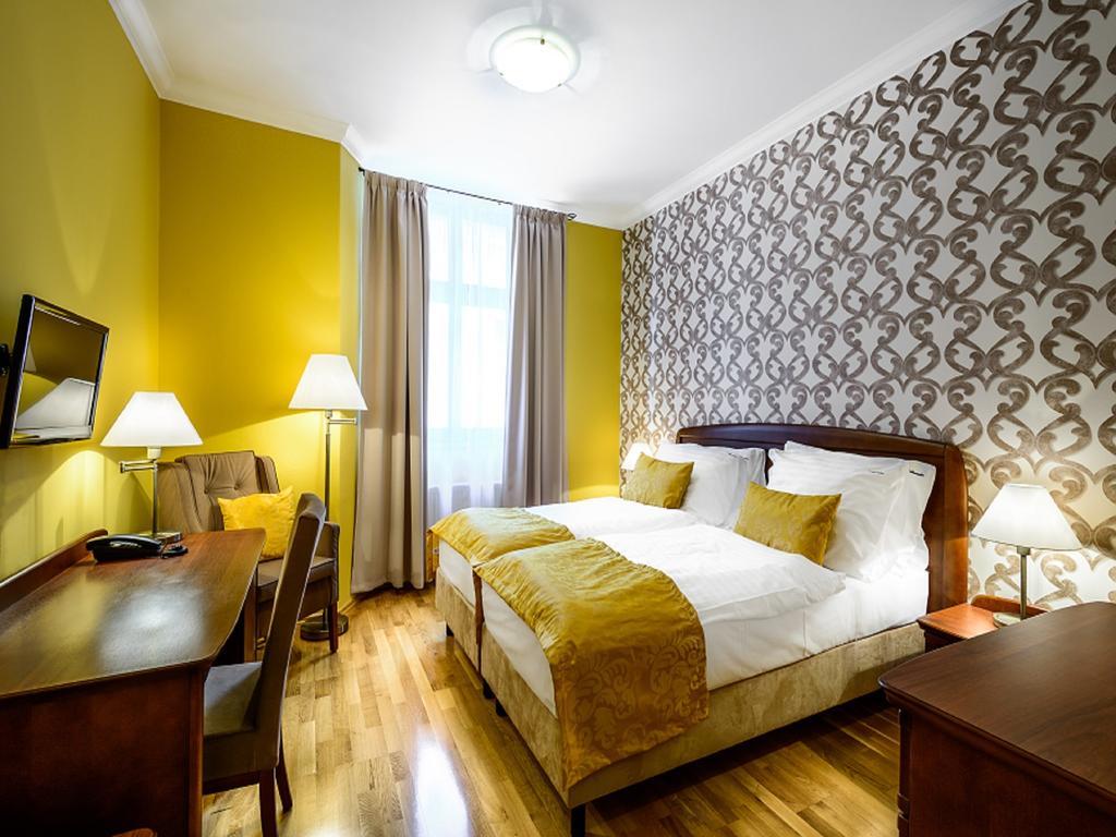 Alexander Hotel Stříbro Стая снимка